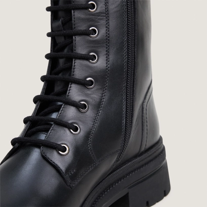 Lace-up low boots in black leather | isabel