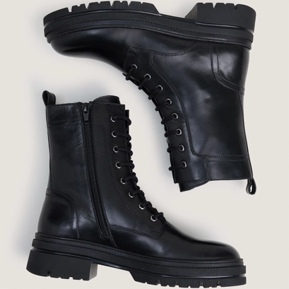 Lace-up low boots in black leather | isabel