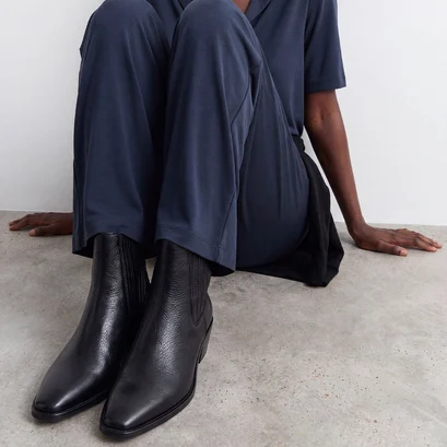 Heeled and gathered ankle boots in black grained leather | birman