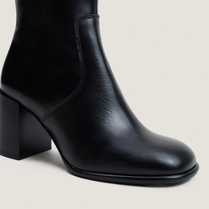 Round-toe heeled boots in black leather | bluma