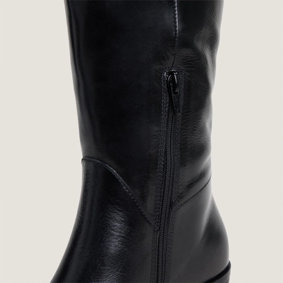Boots with flat heels and pointed toes in black leather | clarisse