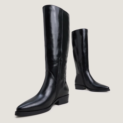 Boots with flat heels and pointed toes in black leather | clarisse