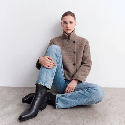 Ankle boots with elastic and pointed toes in black leather | lysandre