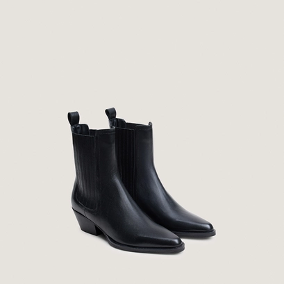 Ankle boots with elastic and pointed toes in black leather | lysandre