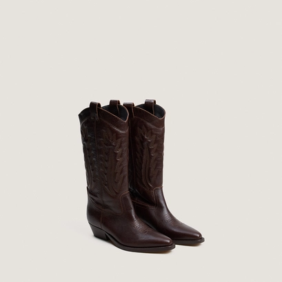 Pointed-toe boots with visible stitching in brown grained leather | delea