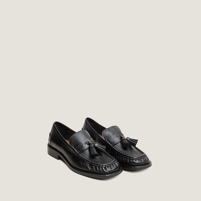 Loafers with tassels in black grained leather | duchette