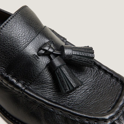 Loafers with tassels in black grained leather | duchette