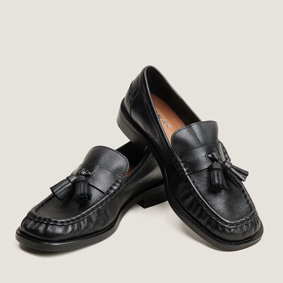 Loafers with tassels in black grained leather | duchette