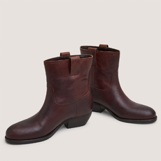 Round-toe ankle boots with a bevelled heel brown