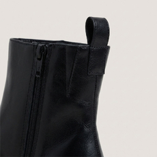 Ankle boots with flat heels and pointed toes black