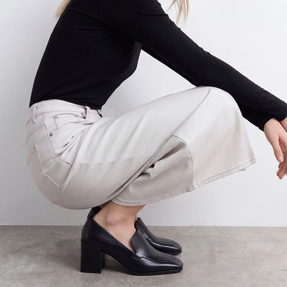 Heeled square toe loafers in black leather | BRIGHT
