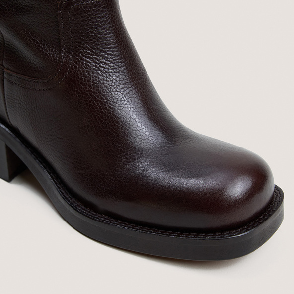 Riding boots in dark brown grained leather | BICHETTE