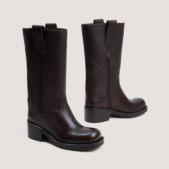 Riding boots in dark brown grained leather | BICHETTE