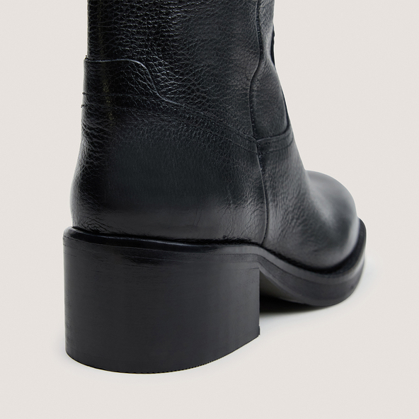 Riding boots in black grained leather | BICHETTE