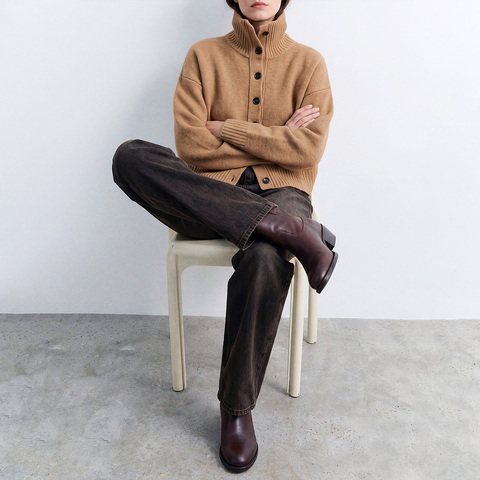 Round-toe ankle boots with a bevelled heel brown