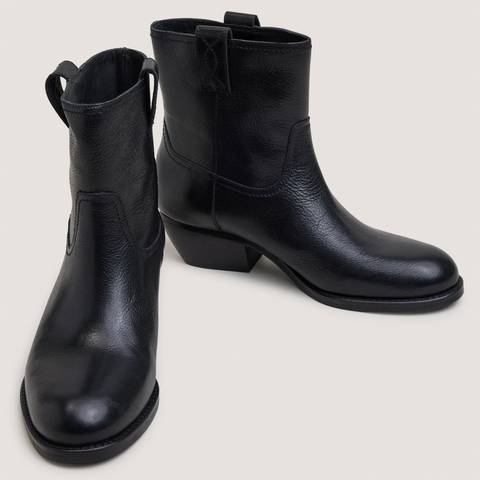 Round-toe ankle boots with a bevelled heel black