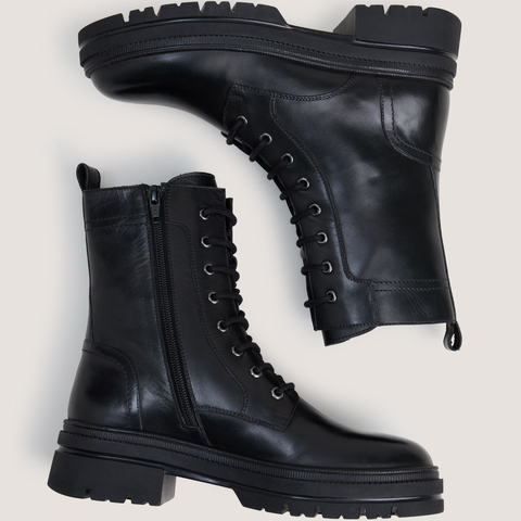 Lace-up low boots black