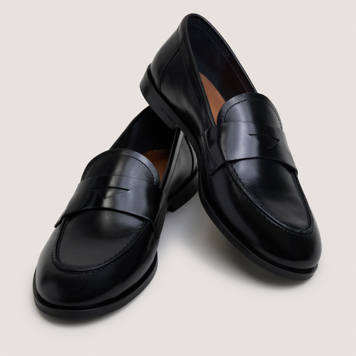 Round-toe loafers in black leather | THELMA