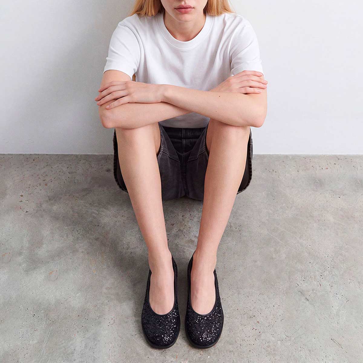 Ballet flats with low heels and round toes in black glitter | DAURELIA