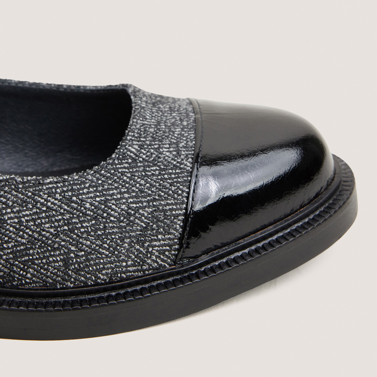 Round-toe ballet flats with low heels in black shiny leather and grey chevron pattern | DOUM