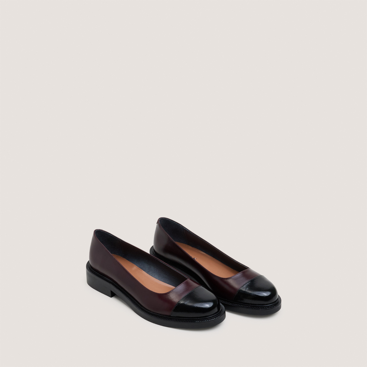 Round-toe ballet flats with low heels in black shiny leather and burgundy leather | DOUM