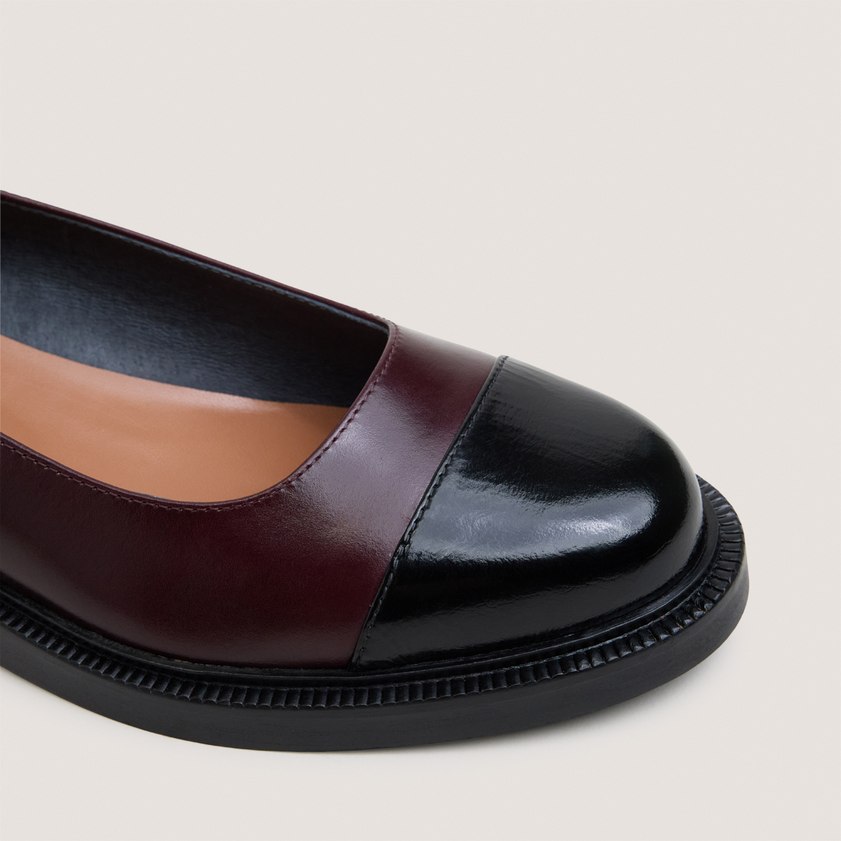 Round-toe ballet flats with low heels in black shiny leather and burgundy leather | DOUM