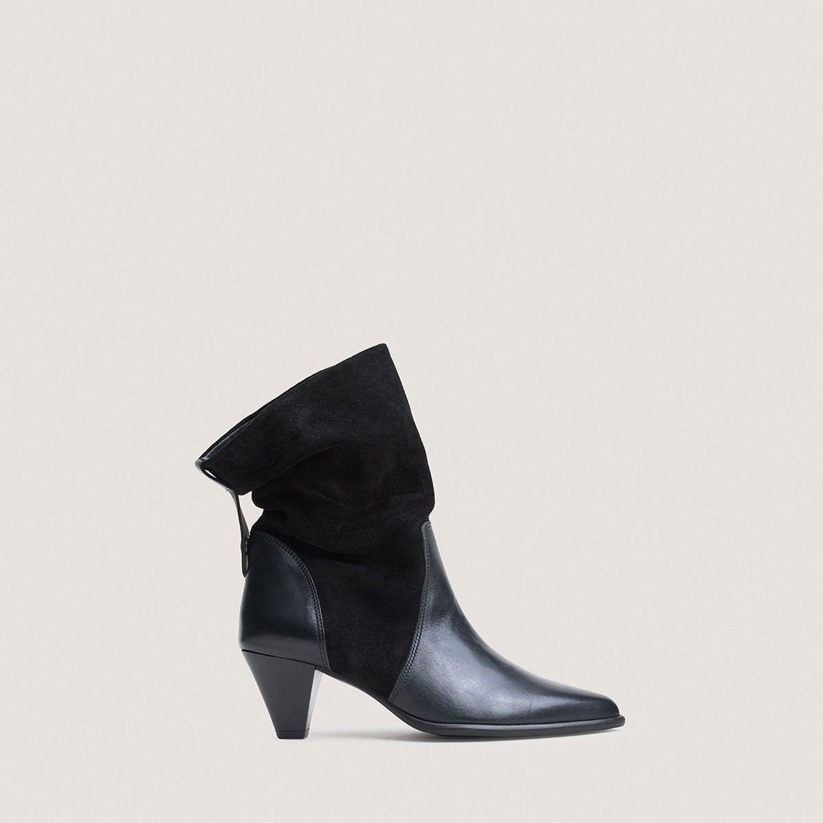 Pointed-toe ankle boots black