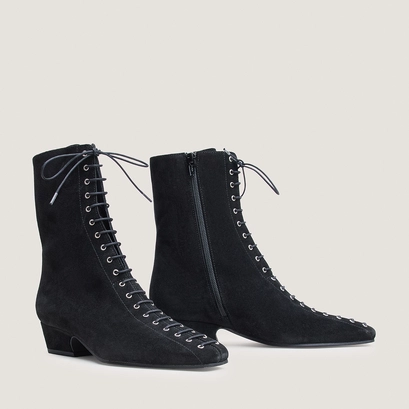 Pointed-toe lace-up ankle boots in black split leather | duomo