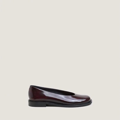 Ballet flats with low heels and round toes in burgundy glazed leather | daurelia