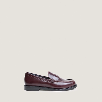 Round-toe loafers in burgundy leather | dracula
