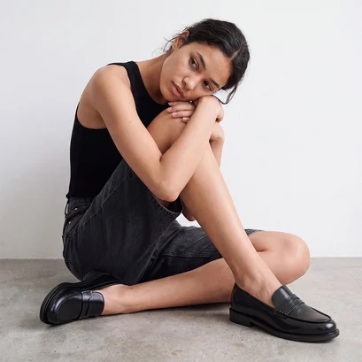 Round-toe loafers in black leather | dracula