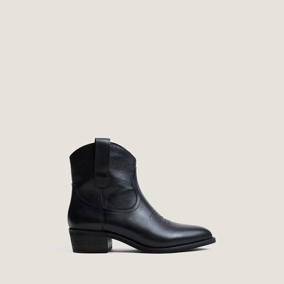 Ankle boots with low heels in black grained leather | taly
