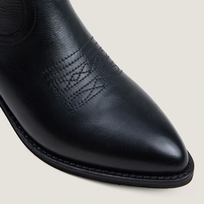 Ankle boots with low heels in black grained leather | taly