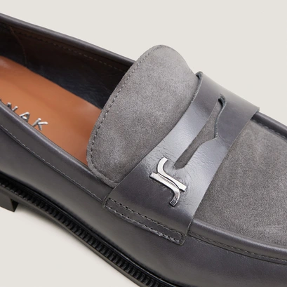 Round-toed loafers with monograms in grey leather and grey suede | duedi