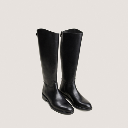 Low-heeled boots in black leather | ruth