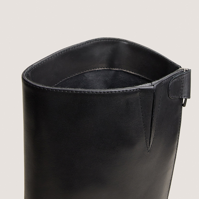 Low-heeled boots in black leather | ruth