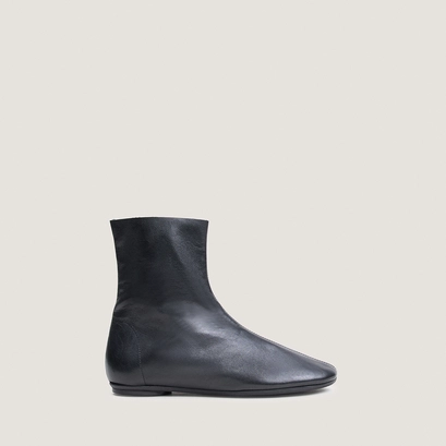 Flat round-toe ankle boots in black leather | dalleta