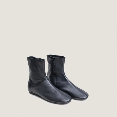 Flat round-toe ankle boots in black leather | dalleta