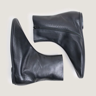 Flat round-toe ankle boots in black leather | dalleta