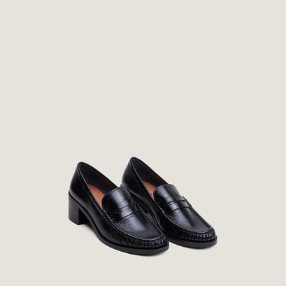 Heeled round-toe loafers in black aged leather | delicieux