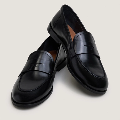 Round-toe loafers in black leather | thelma