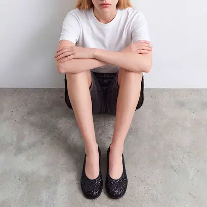 Ballet flats with low heels and round toes in black glitter | daurelia