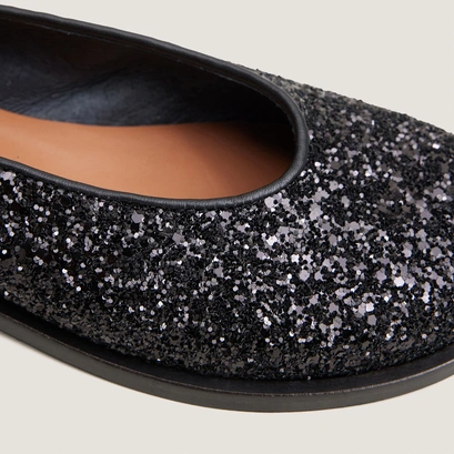Ballet flats with low heels and round toes in black glitter | daurelia