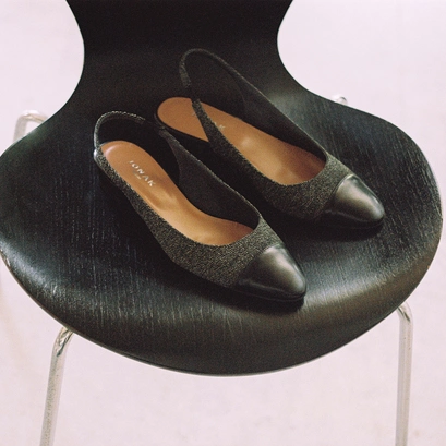Low-heel slingback ballet flats in black leather and grey chevron pattern | DECISION