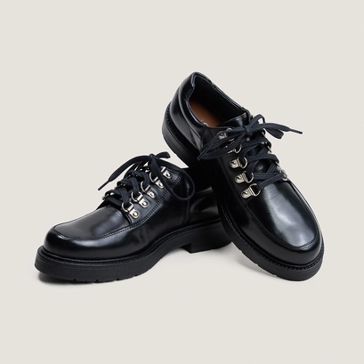 Lace-up derbies in black leather | doeillet