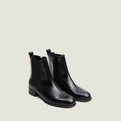 Elastic-sided boots in black leather | astrelle