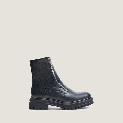 Boots with lug soles and zip in black grained leather | arzea