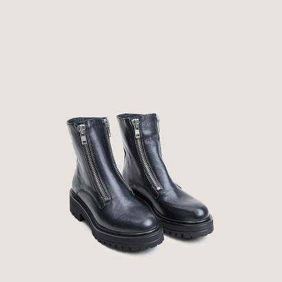 Boots with lug soles and zip in black grained leather | arzea
