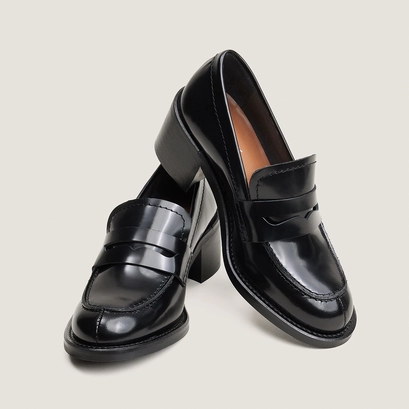 Heeled loafers in black glazed leather | dollege