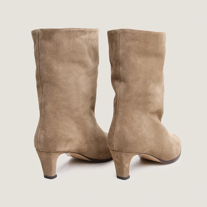 Heeled ankle boots with pointed toes in taupe split leather | py